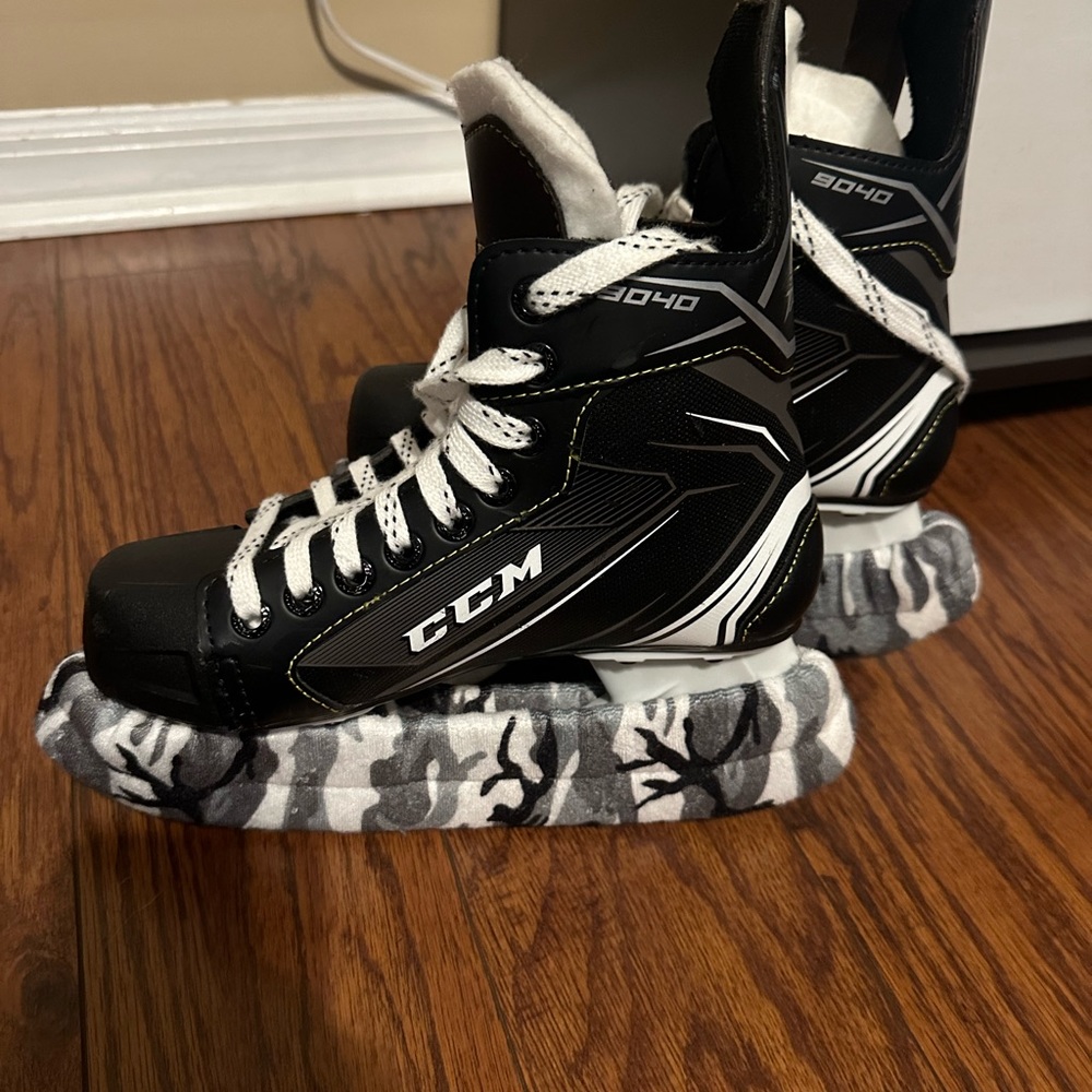 Boys ice hockey skates like new